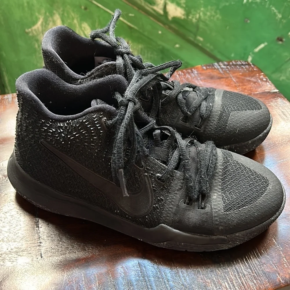 Nike Kyrie 3 Triple Black Youth Basketball Shoes Size 4.5Y (859466-005)